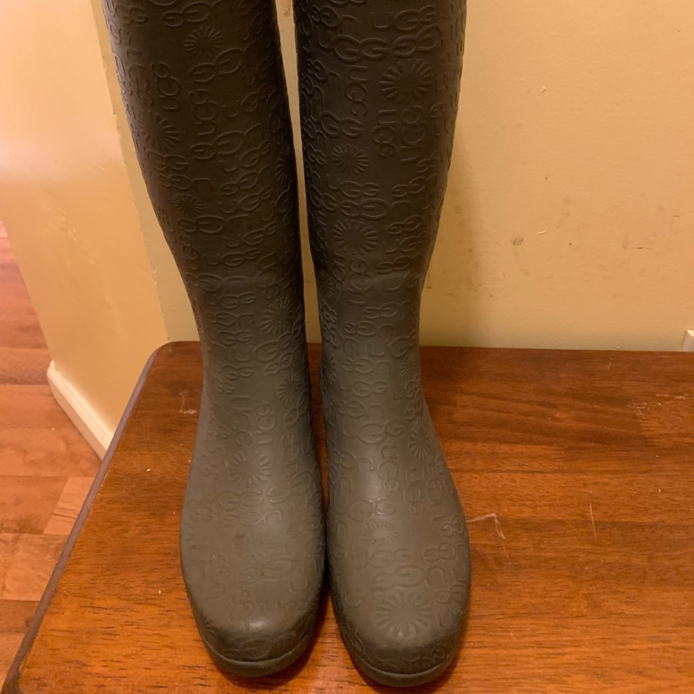 Women’s gently used UGG rain boots